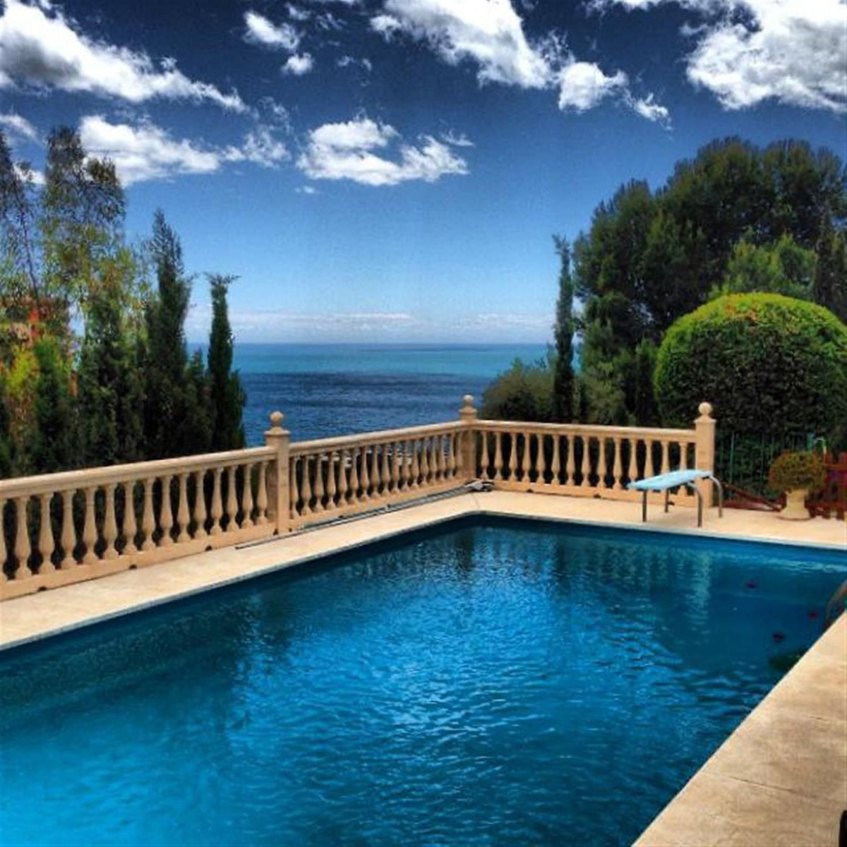 Villa for sale in Benalmadena