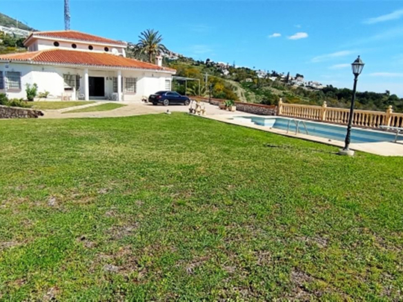 Villa for sale in Benalmadena