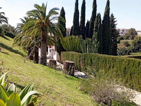Villa for sale in Benalmadena