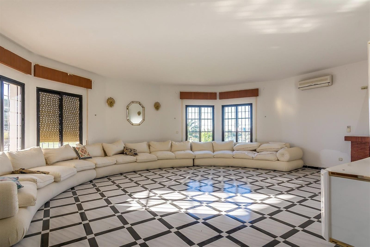 Villa for sale in Benalmadena