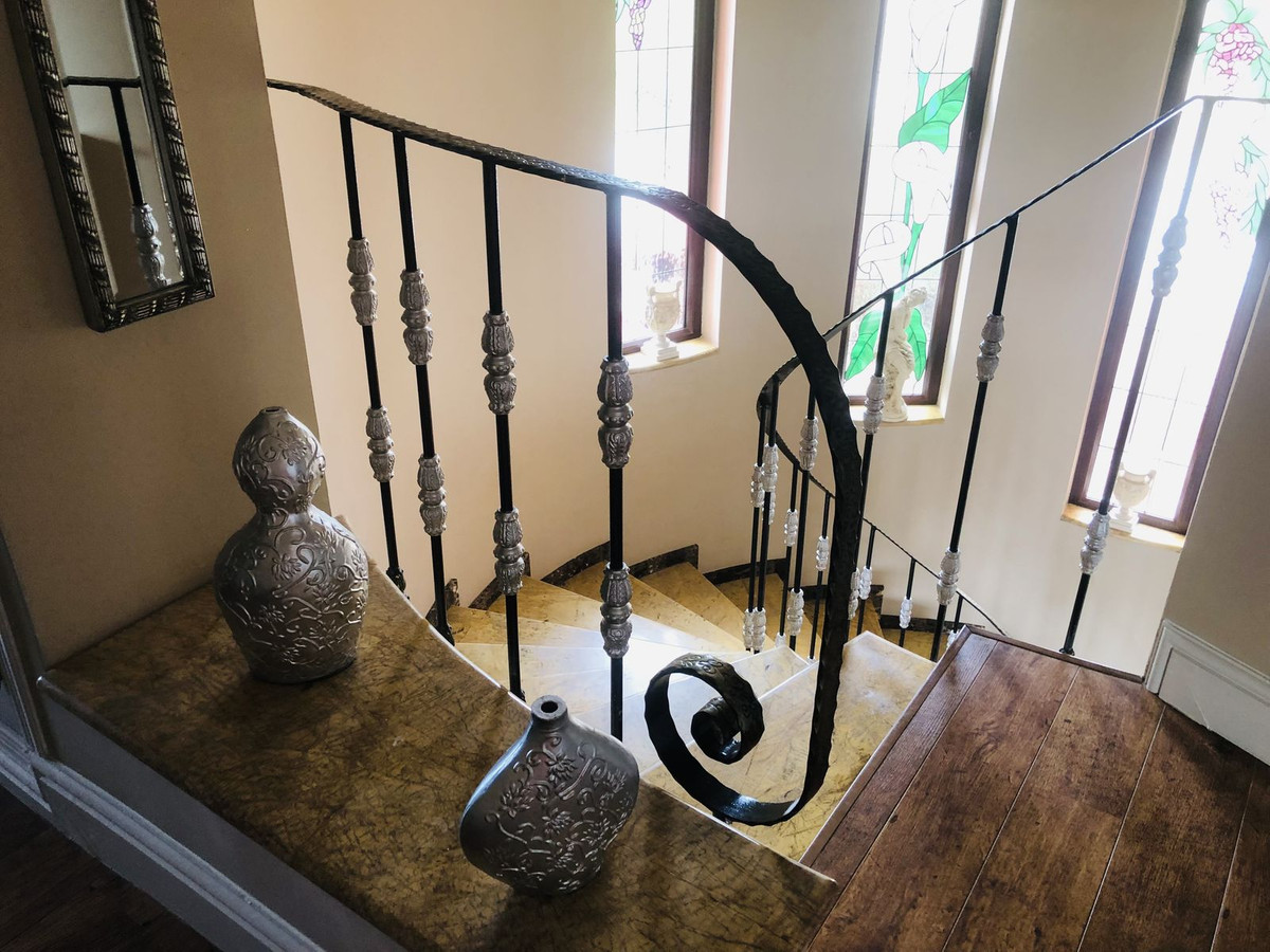 Villa for sale in Benalmadena