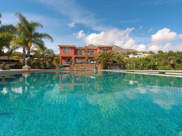 Villa for sale in Benalmadena