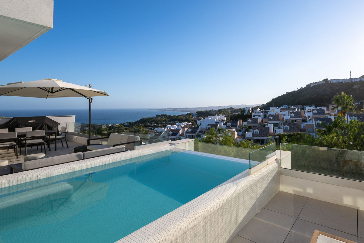 Villa for sale in Benalmadena