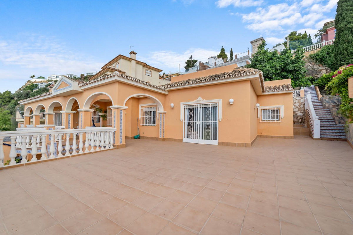 Villa for sale in Benalmadena