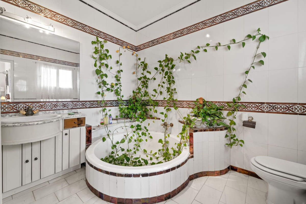 Villa for sale in Benalmadena