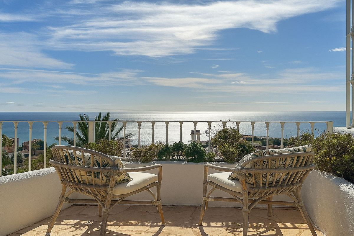 Villa for sale in Benalmadena