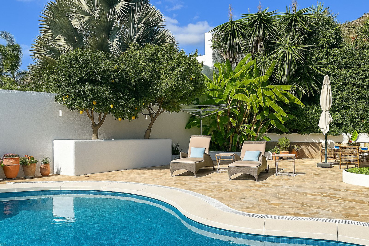 Villa for sale in Benalmadena