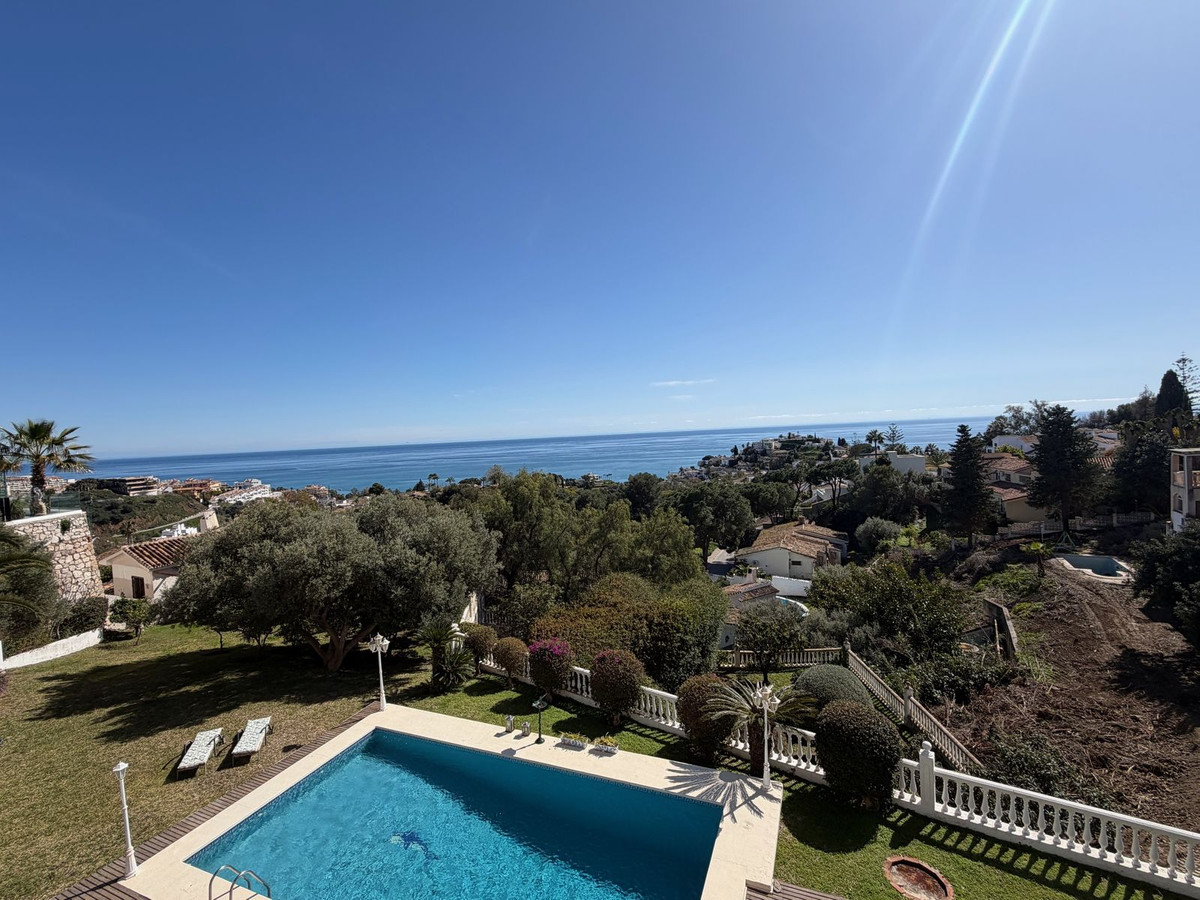 Villa for sale in Benalmadena