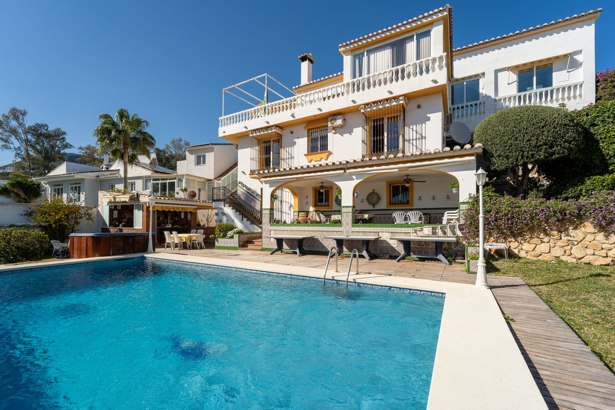 Villa for sale in Benalmadena