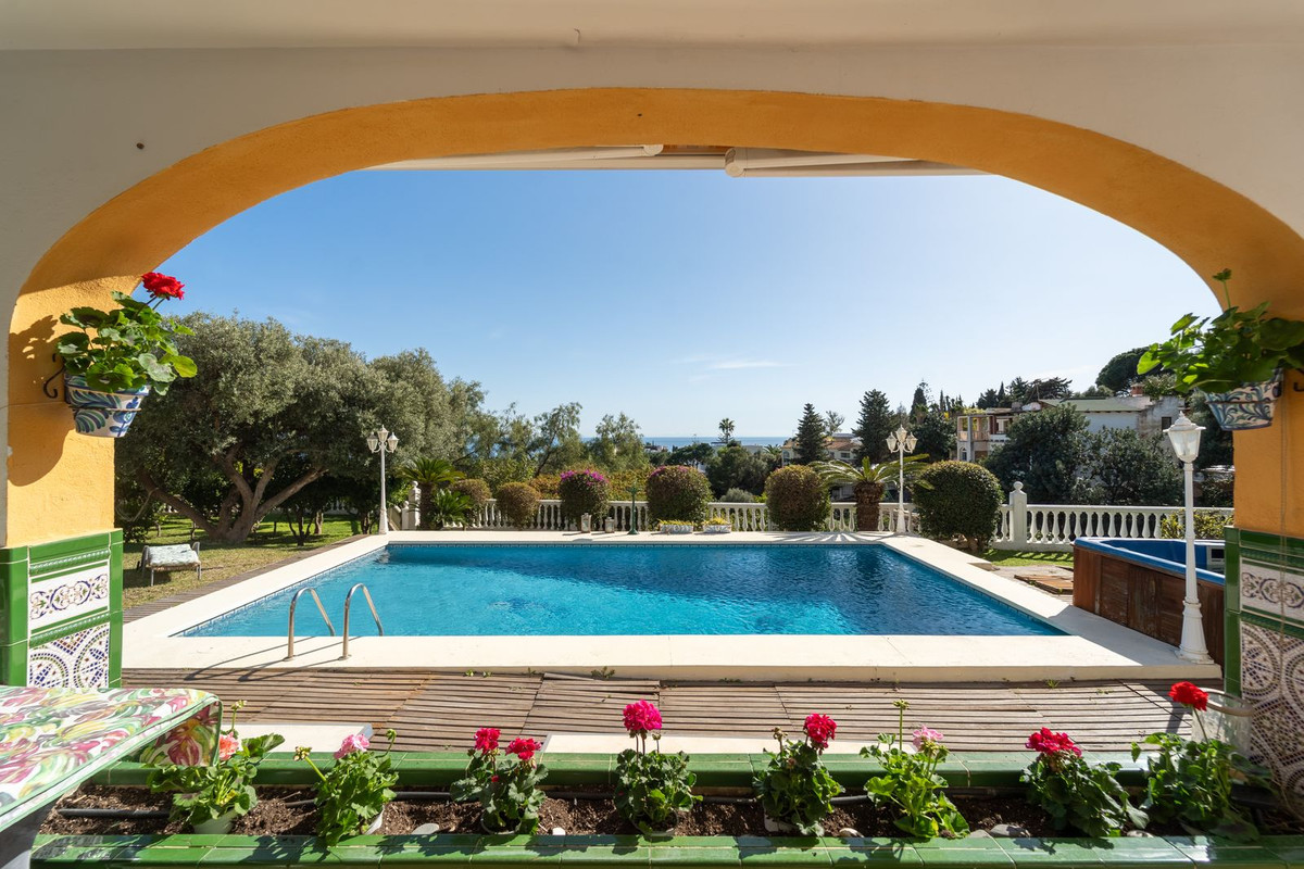 Villa for sale in Benalmadena