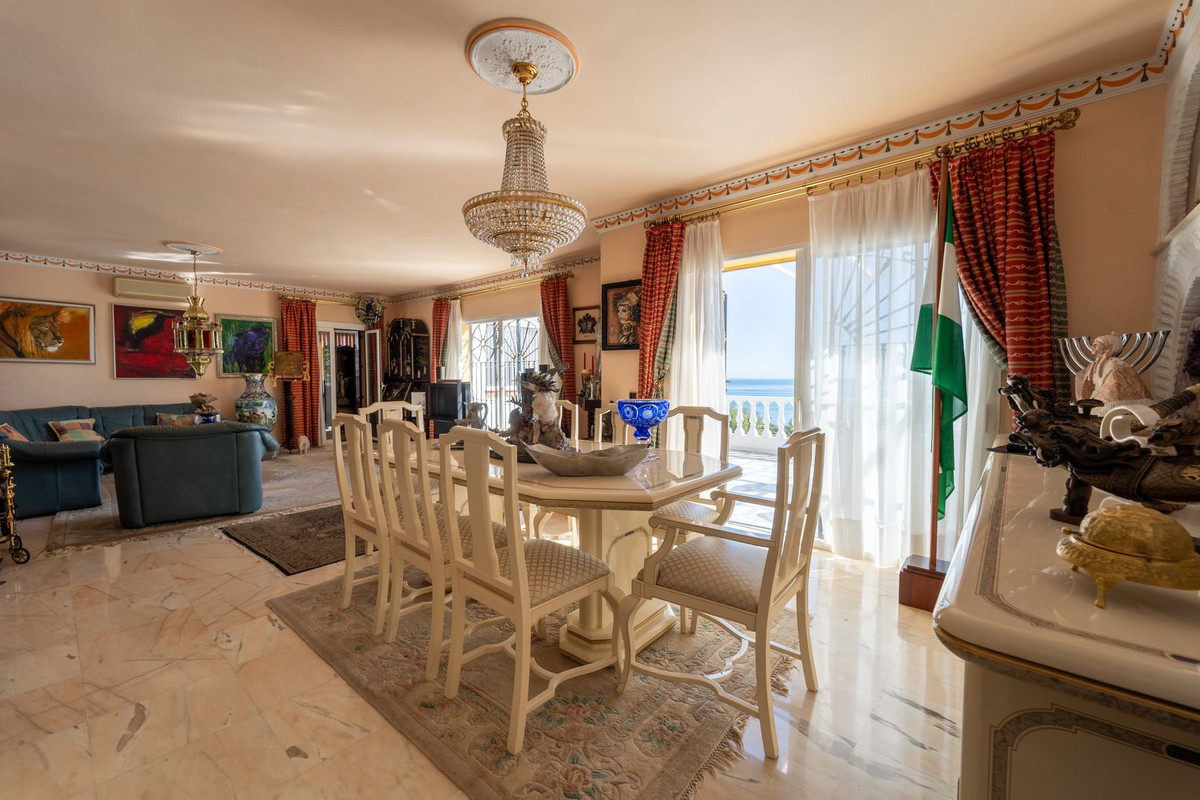 Villa for sale in Benalmadena