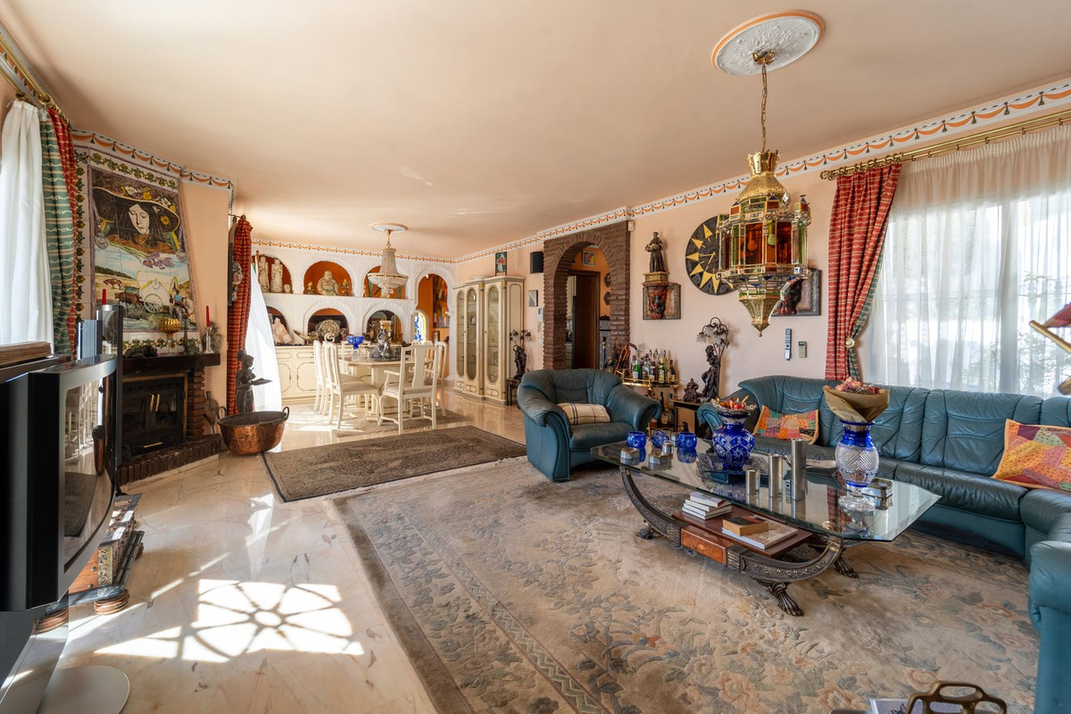Villa for sale in Benalmadena