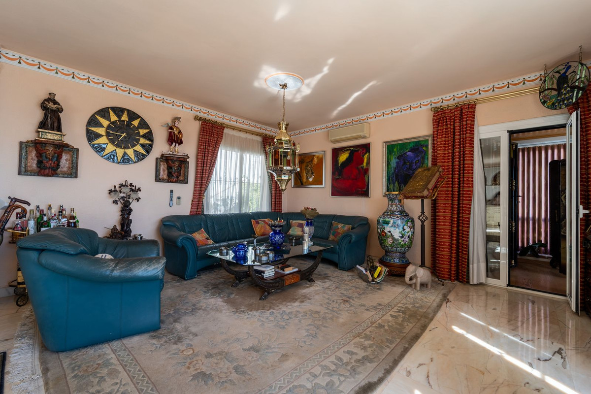 Villa for sale in Benalmadena
