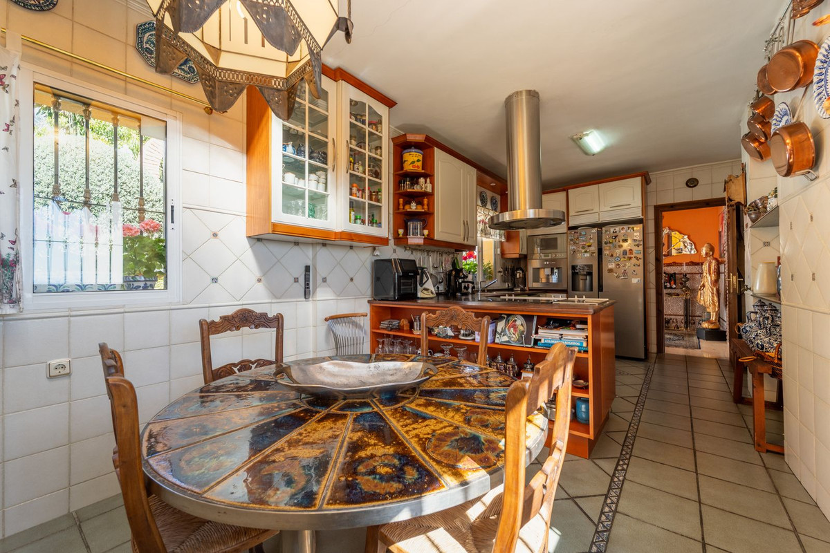 Villa for sale in Benalmadena