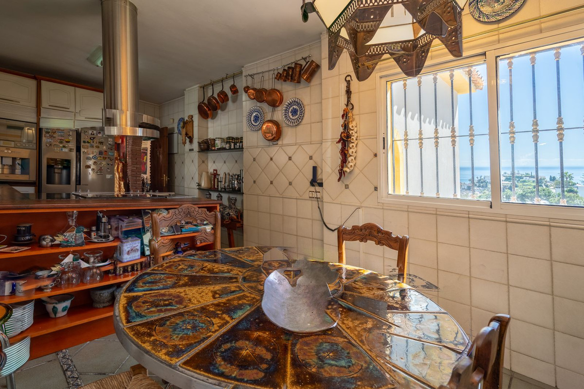 Villa for sale in Benalmadena