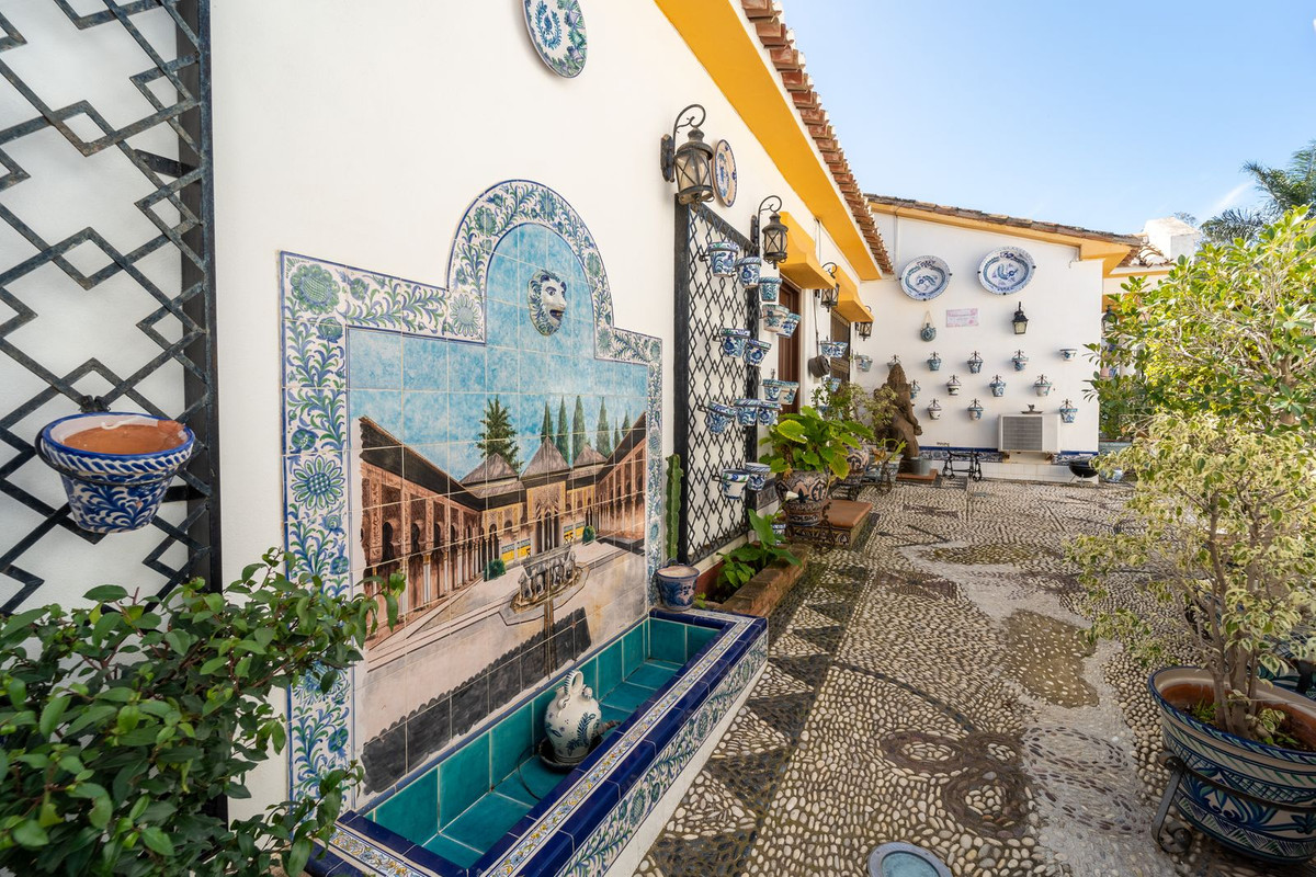 Villa for sale in Benalmadena