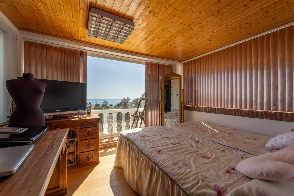 Villa for sale in Benalmadena