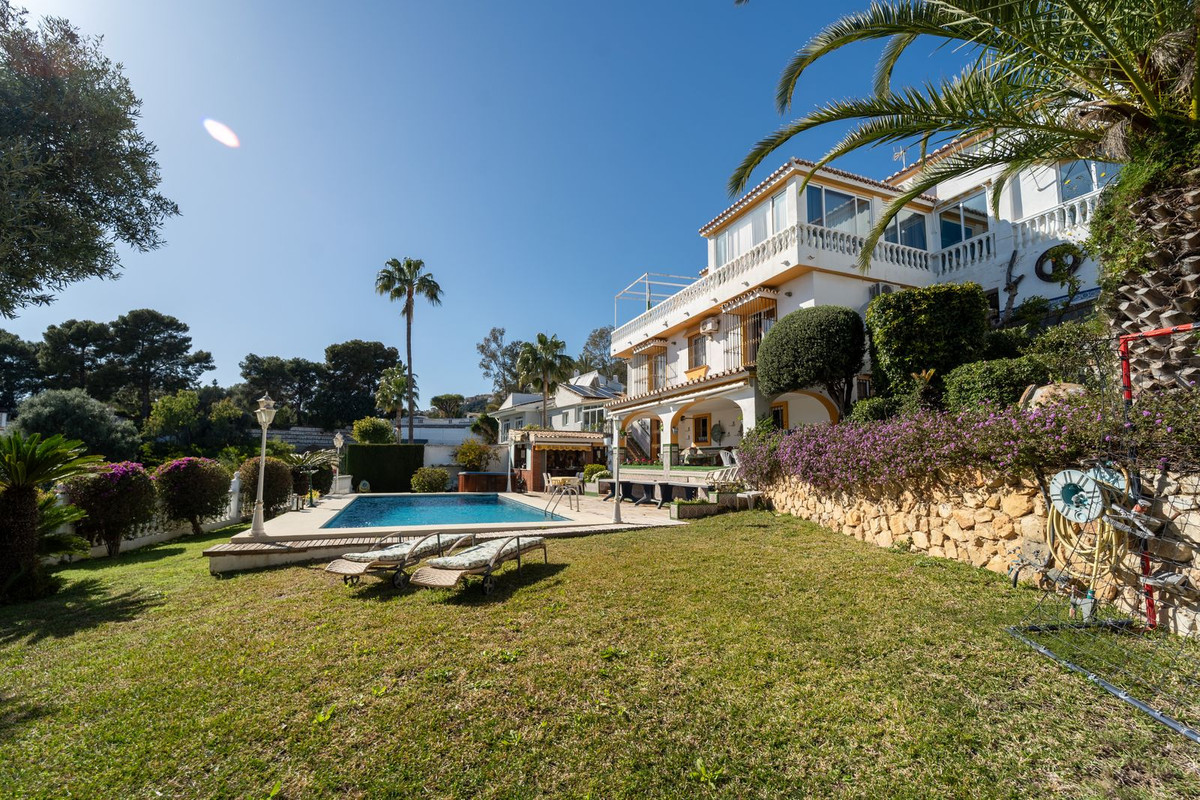 Villa for sale in Benalmadena