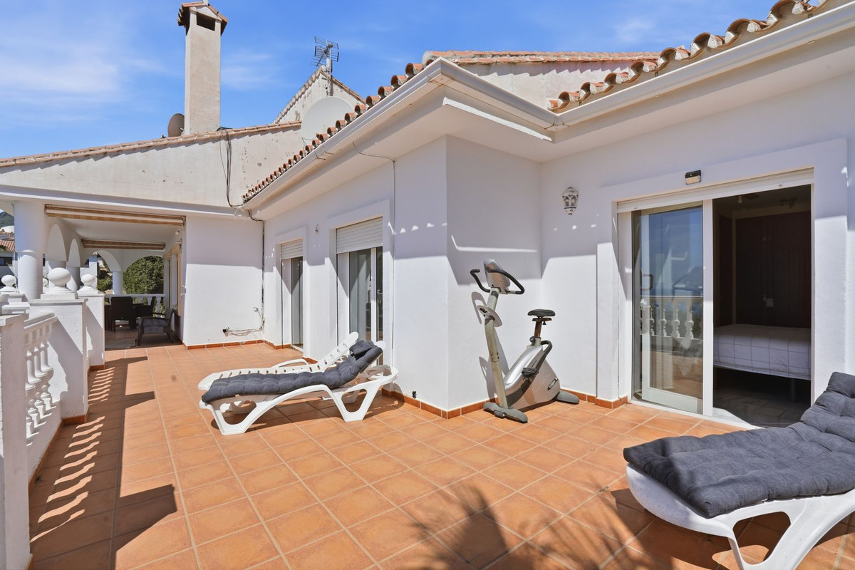 Villa for sale in Benalmadena