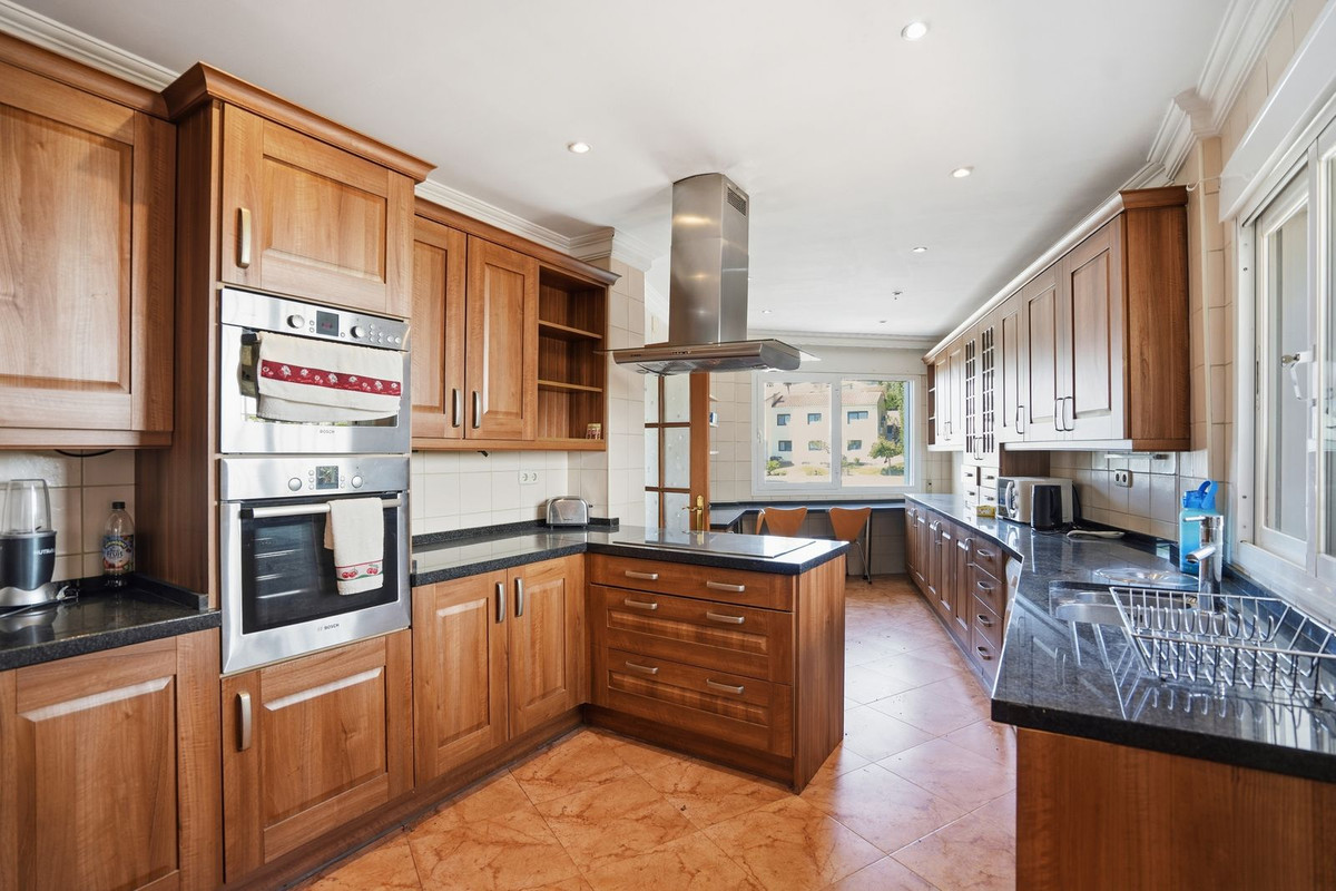 Villa for sale in Benalmadena