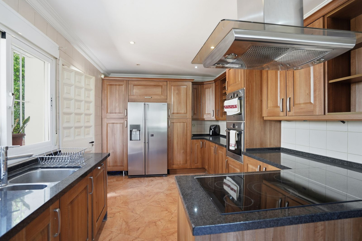 Villa for sale in Benalmadena