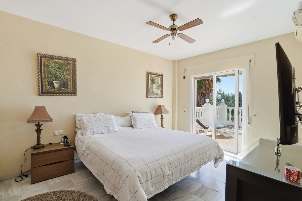 Villa for sale in Benalmadena