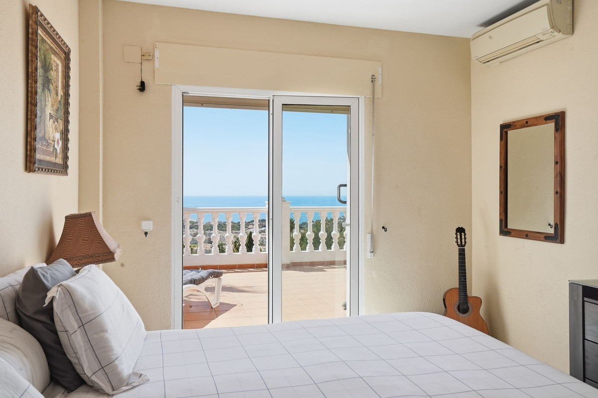 Villa for sale in Benalmadena