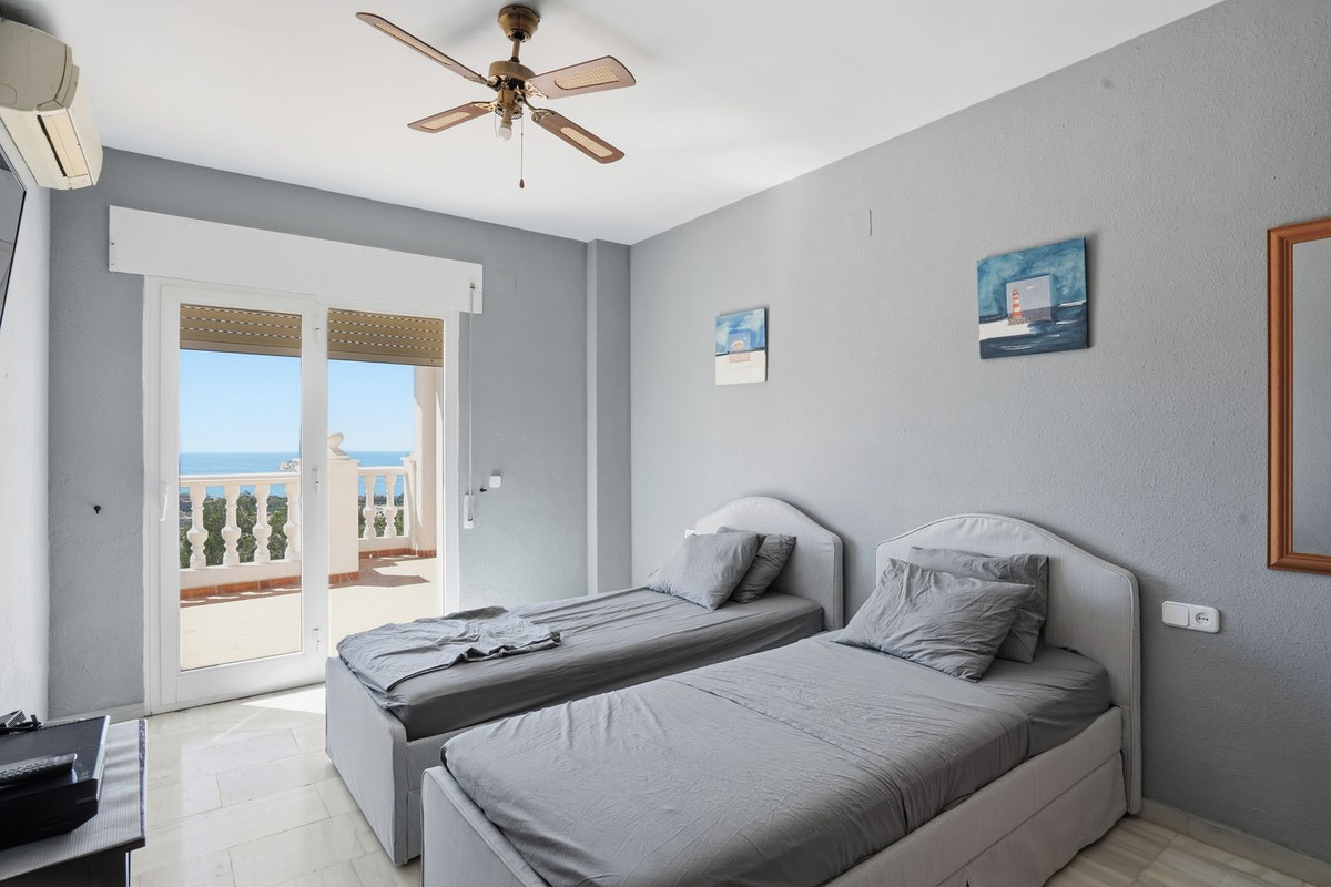 Villa for sale in Benalmadena