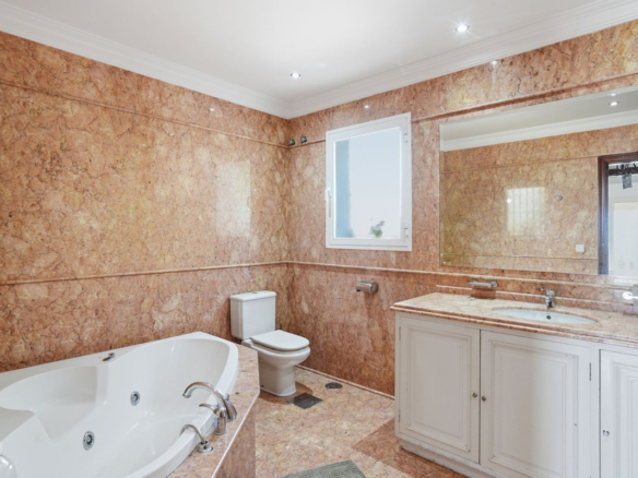 Villa for sale in Benalmadena
