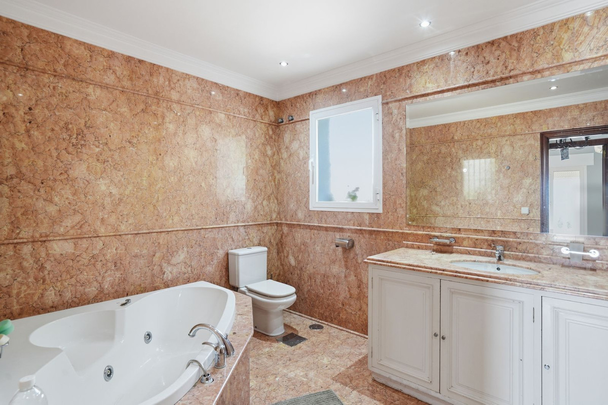Villa for sale in Benalmadena