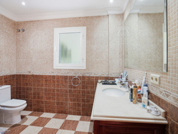 Villa for sale in Benalmadena