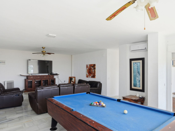 Villa for sale in Benalmadena