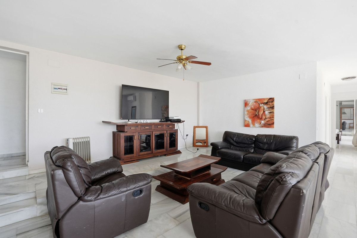 Villa for sale in Benalmadena