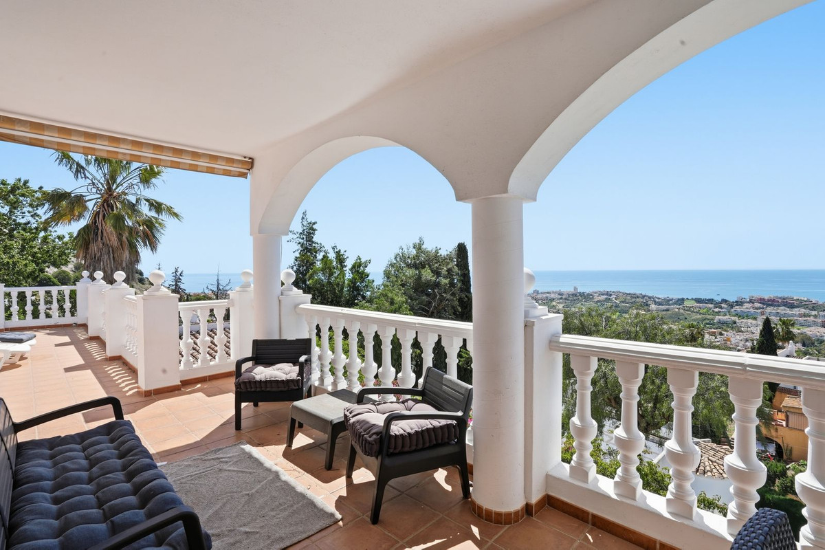 Villa for sale in Benalmadena