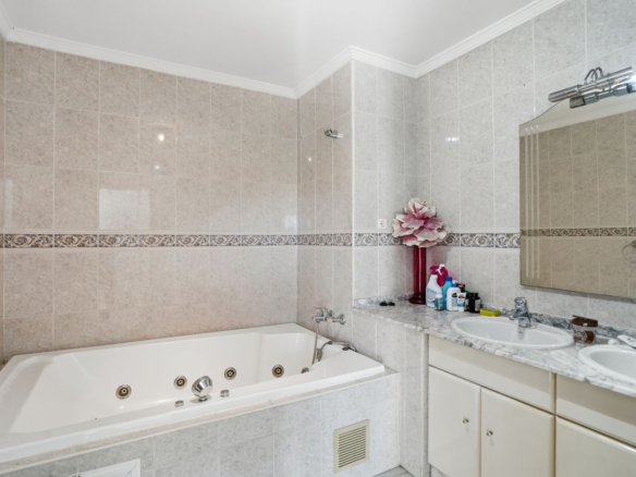 Villa for sale in Benalmadena