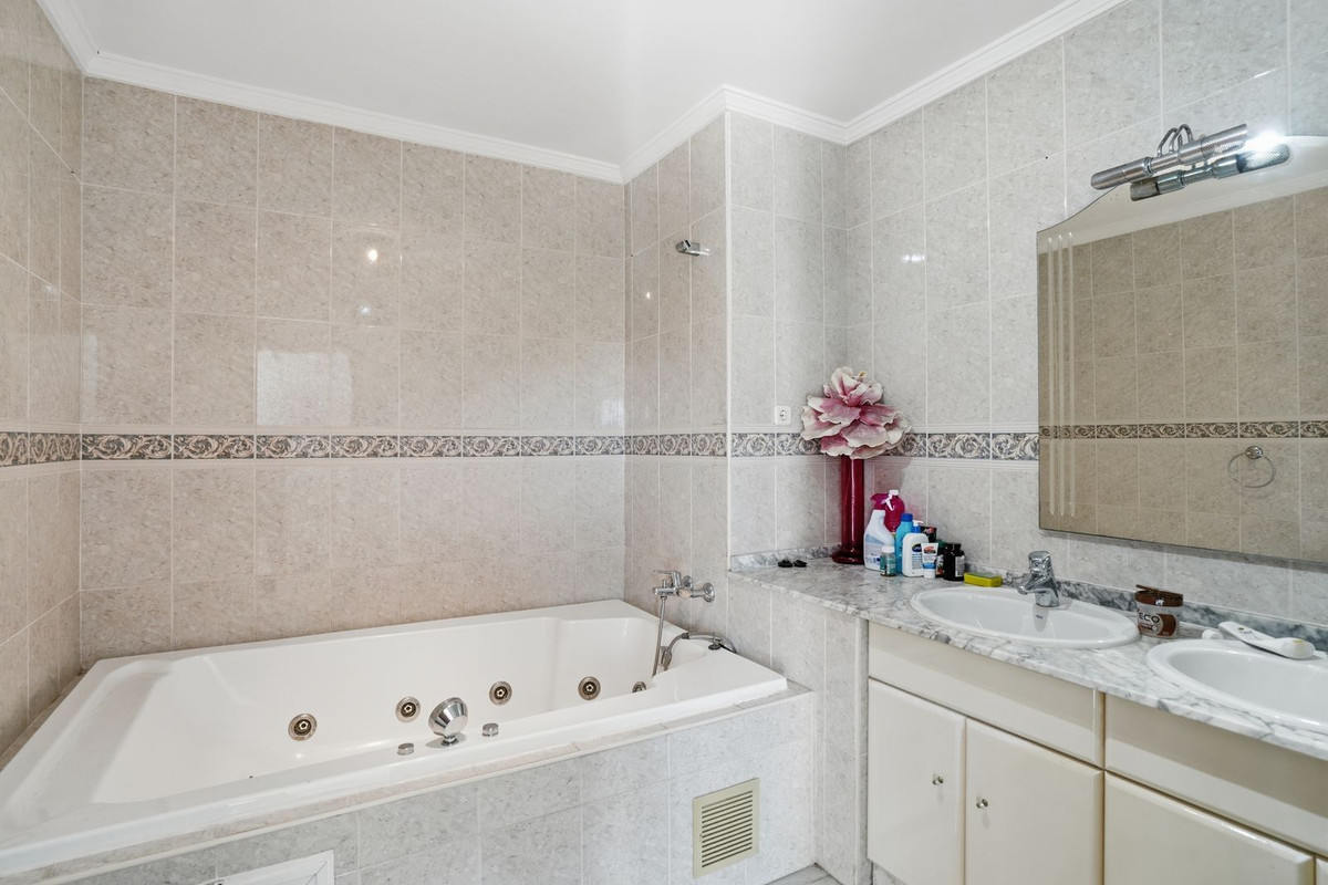Villa for sale in Benalmadena