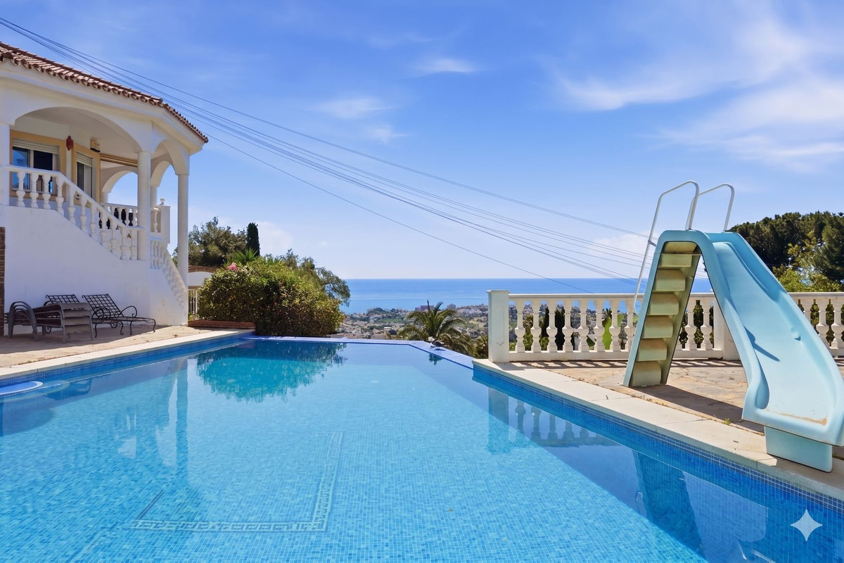Villa for sale in Benalmadena