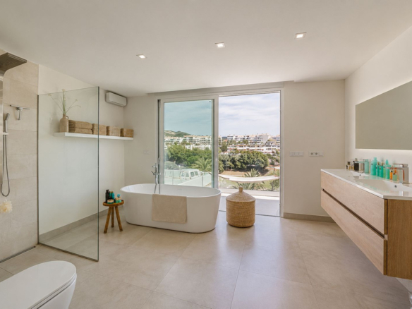 Villa for sale in Benalmadena