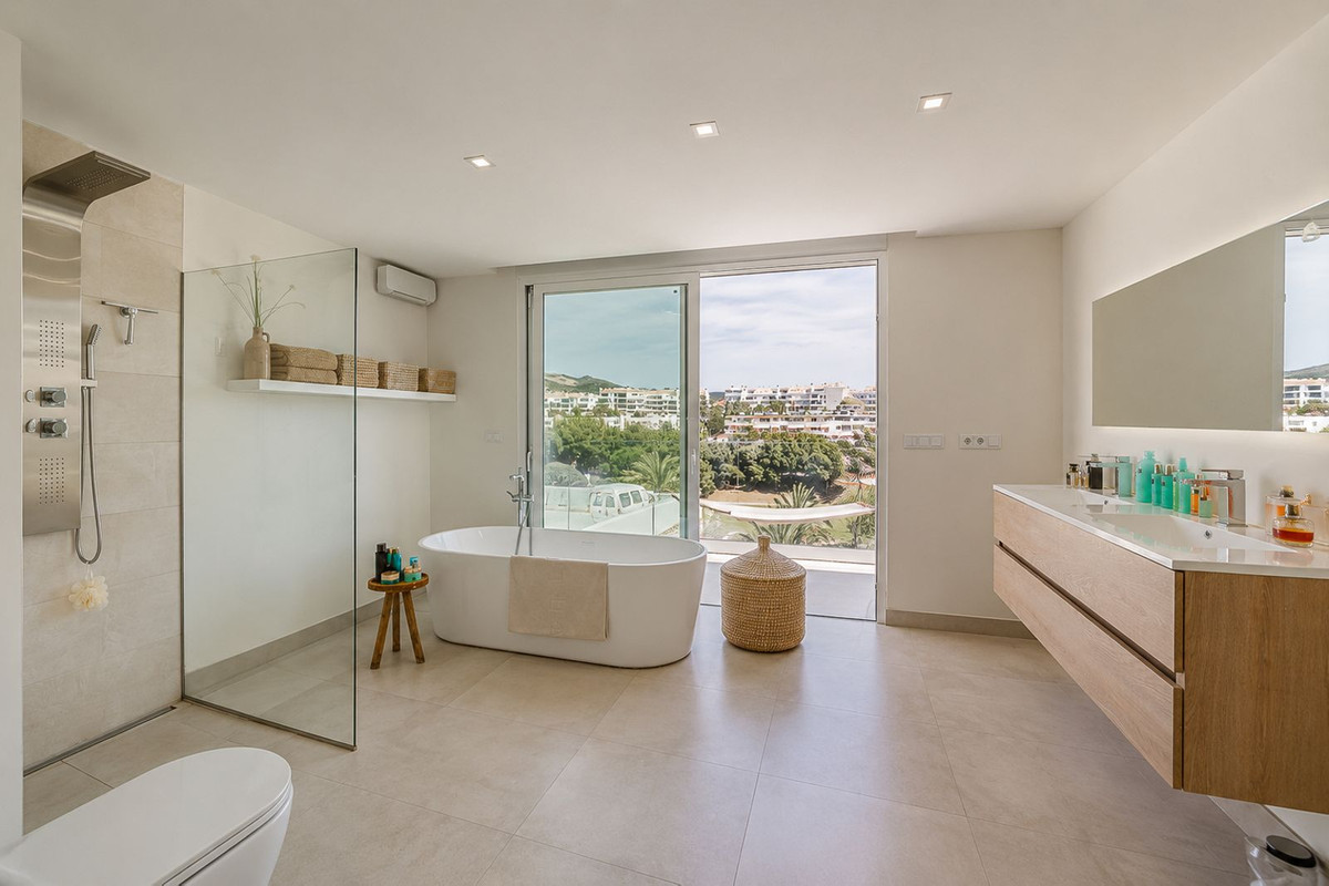Villa for sale in Benalmadena