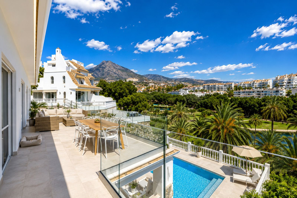 Villa for sale in Benalmadena