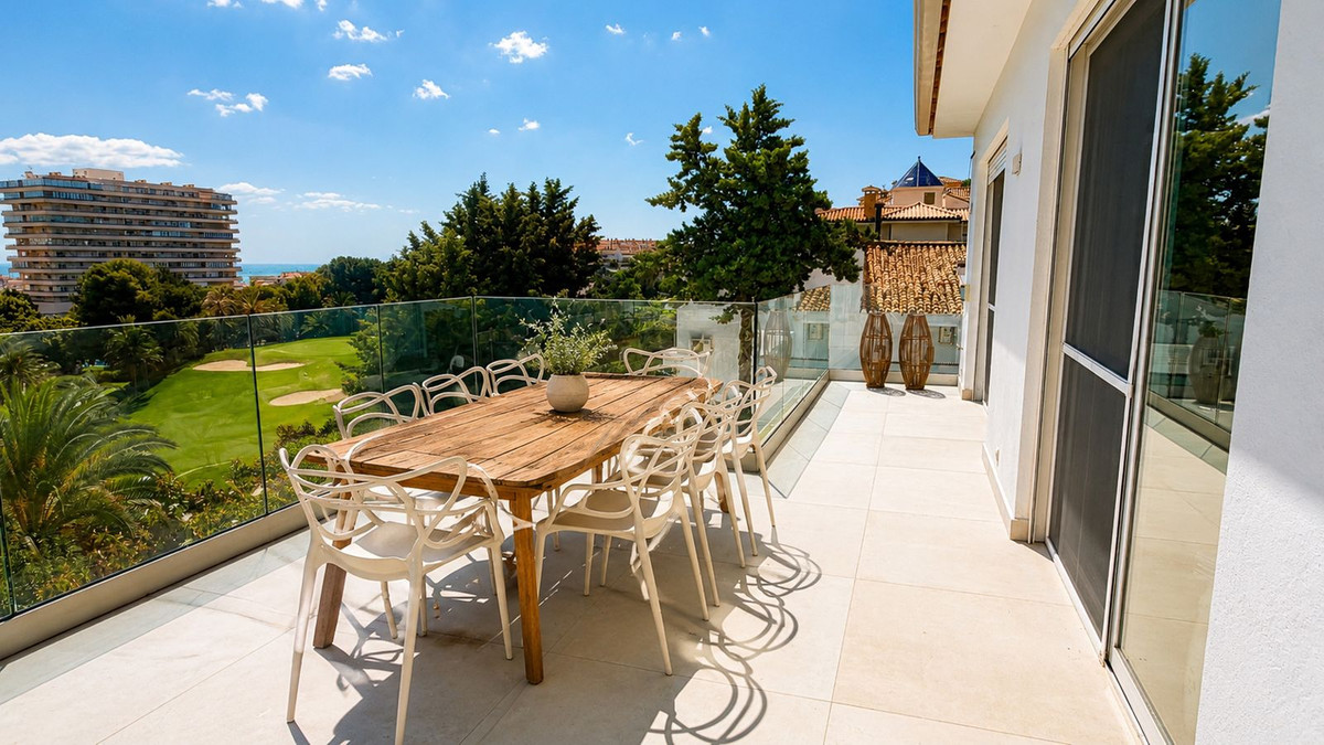 Villa for sale in Benalmadena