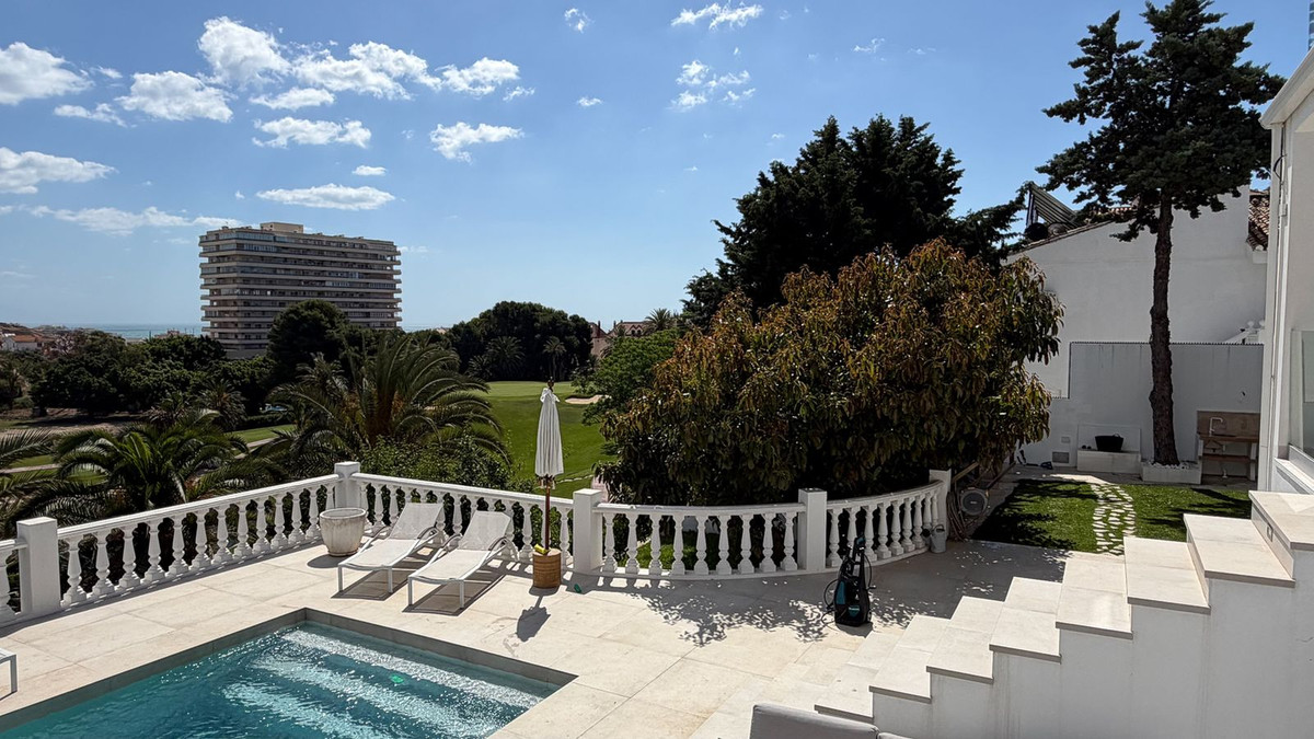 Villa for sale in Benalmadena