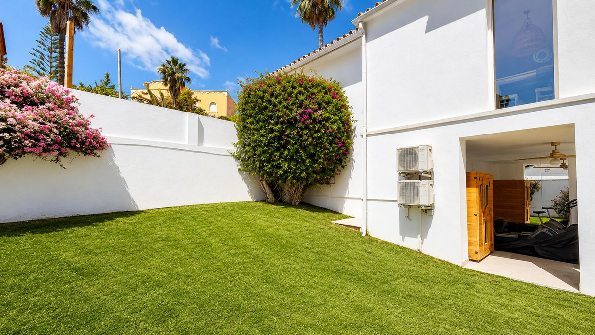 Villa for sale in Benalmadena