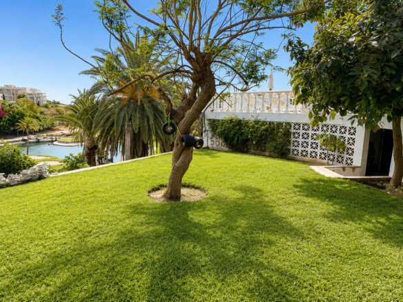 Villa for sale in Benalmadena