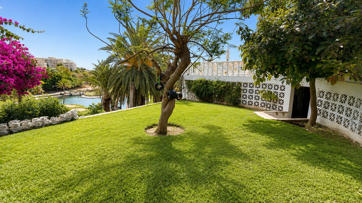 Villa for sale in Benalmadena