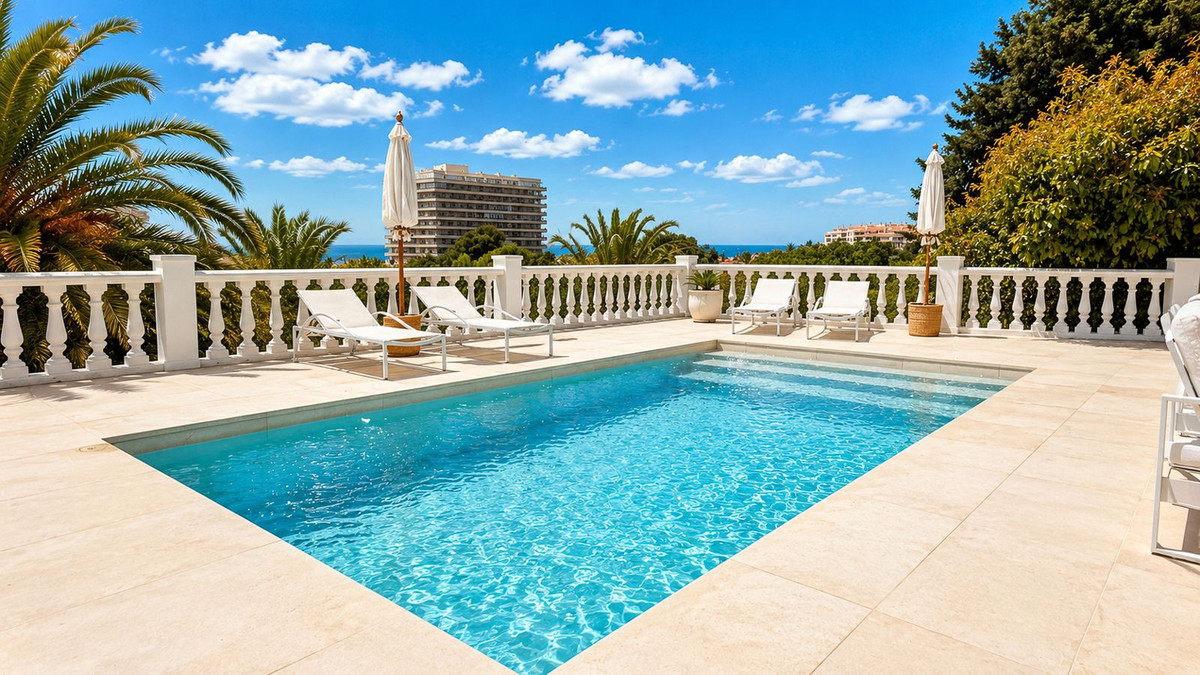 Villa for sale in Benalmadena