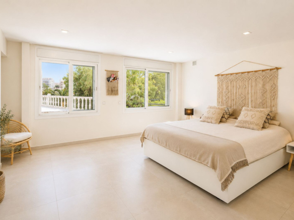 Villa for sale in Benalmadena