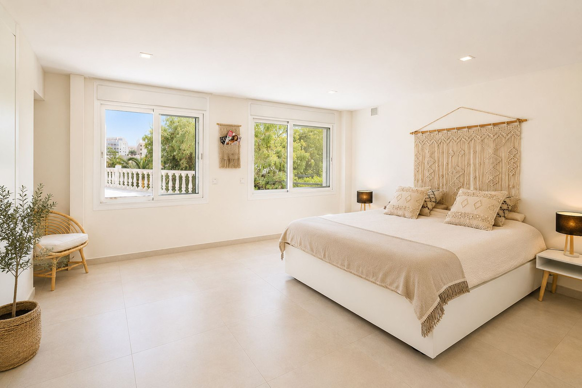 Villa for sale in Benalmadena