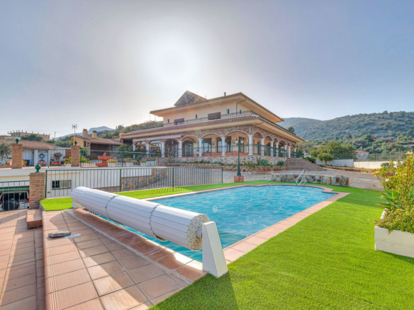 Villa for sale in Churriana