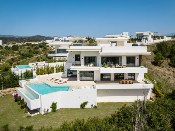 Villa for sale in Estepona
